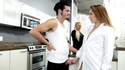 Брюнетки, Бамбино, красивая киска, пальцем, на кухне, бритые письки