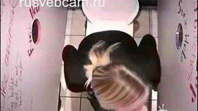 Девушки, Русское, В туалете