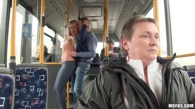 Публичное, В автобусе, Молодые