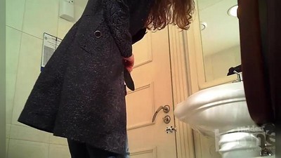 Писсинг, В туалете, Скрытая камера